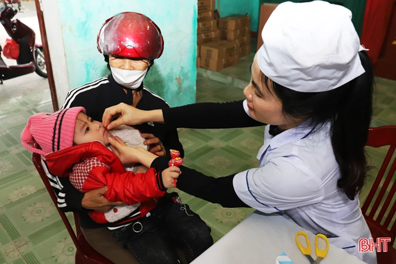 Hà Tĩnh triển khai an toàn chiến dịch uống vitamin A liều cao cho trẻ