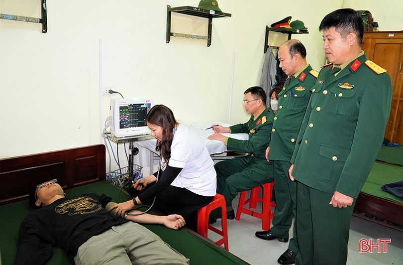 Gần 500 thanh niên Hương Khê tham gia khám nghĩa vụ quân sự, công an