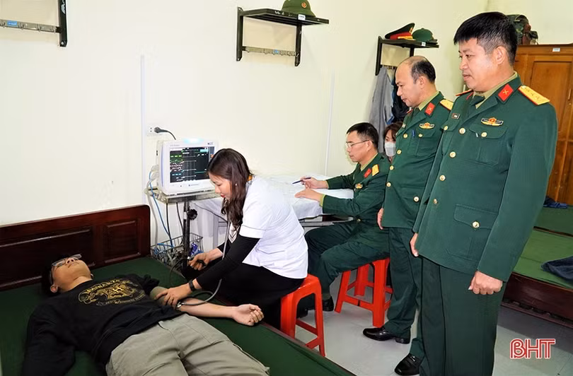 Gần 500 thanh niên Hương Khê tham gia khám nghĩa vụ quân sự, công an