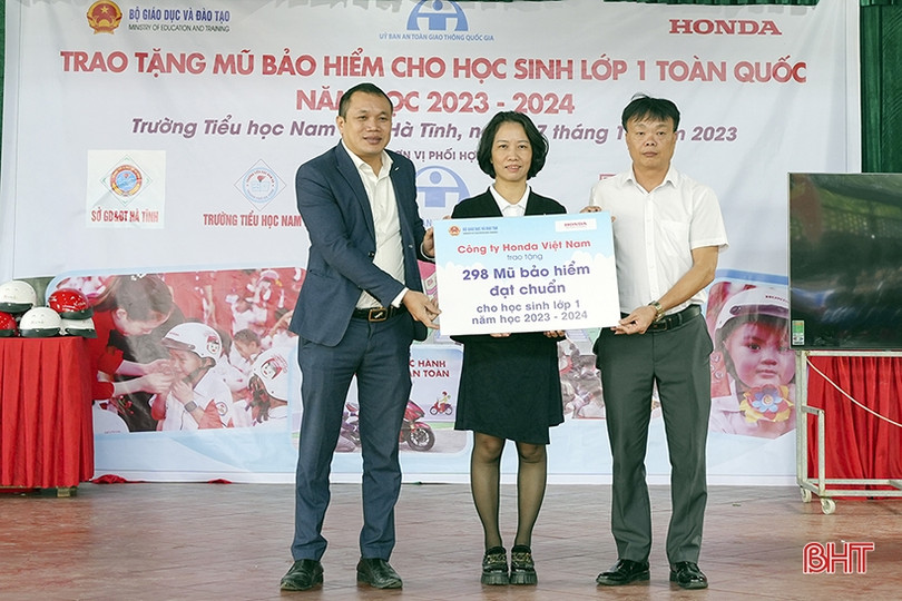 Trao tặng 298 mũ bảo hiểm cho học sinh Hà Tĩnh