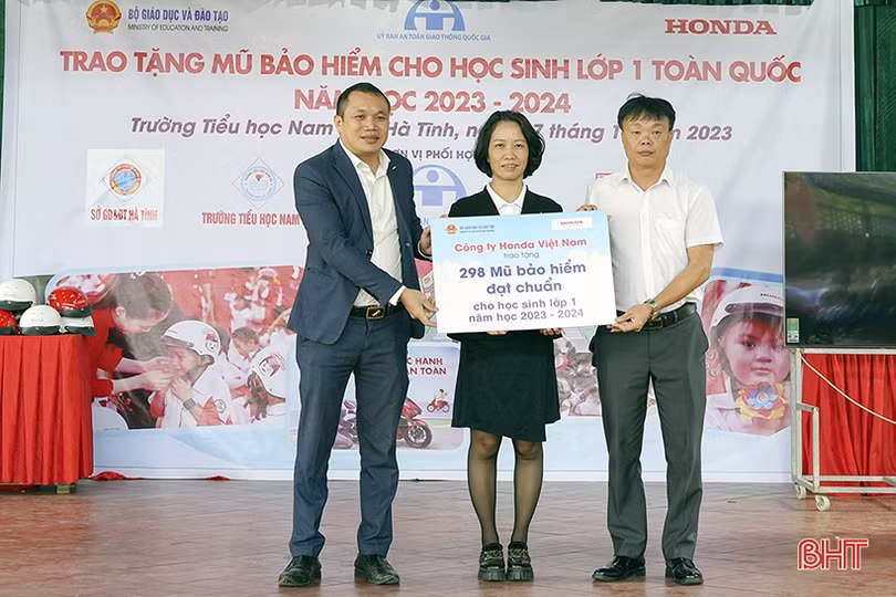 Trao tặng 298 mũ bảo hiểm cho học sinh Hà Tĩnh