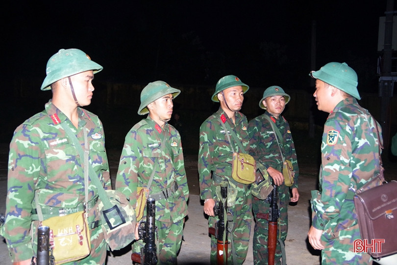 Diễn tập bắn đạn thật “Đại đội bộ binh tiến công địch đổ bộ đường không”