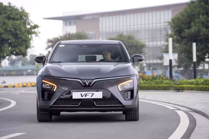 Cận cảnh VinFast VF7: Kiểu dáng là điểm nhấn, công nghệ và sức mạnh dư thừa