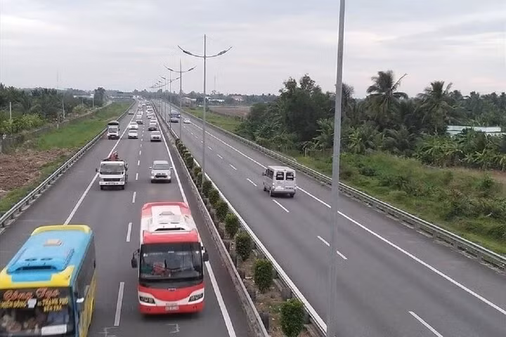 Vì sao không nên dừng xe trên cao tốc?