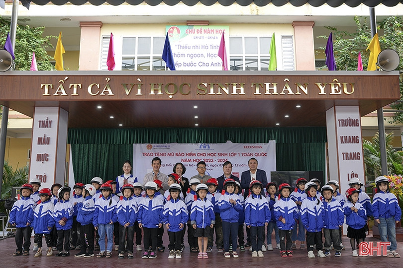 Trao tặng 298 mũ bảo hiểm cho học sinh Hà Tĩnh