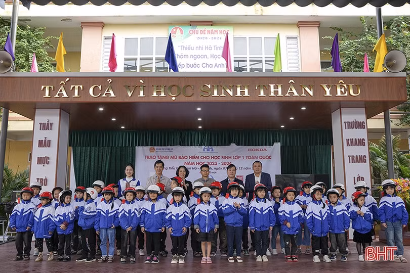 Trao tặng 298 mũ bảo hiểm cho học sinh Hà Tĩnh