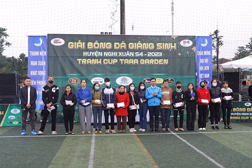 12 đội tranh tài giải bóng đá dịp Giáng sinh