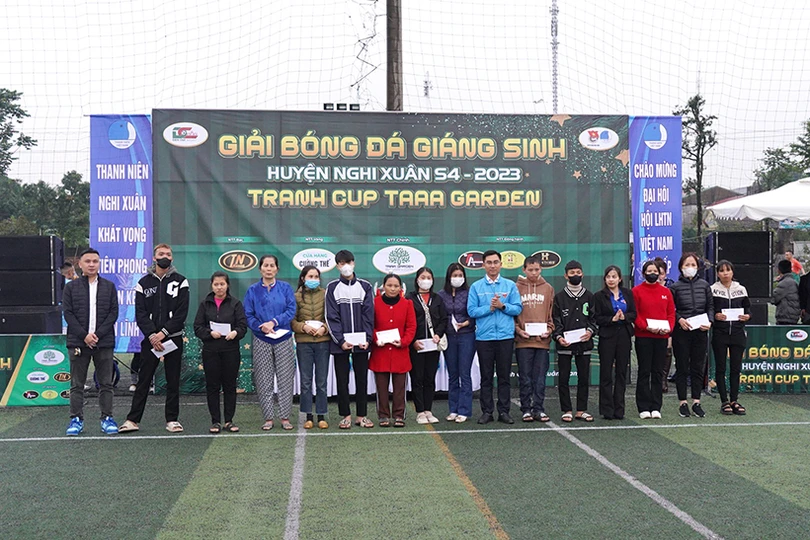 12 đội tranh tài giải bóng đá dịp Giáng sinh