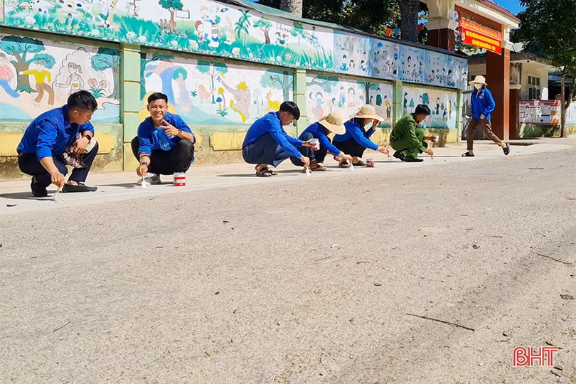 Xe xếp thành hàng, hết cảnh ùn tắc trước cổng trường học ở Vũ Quang