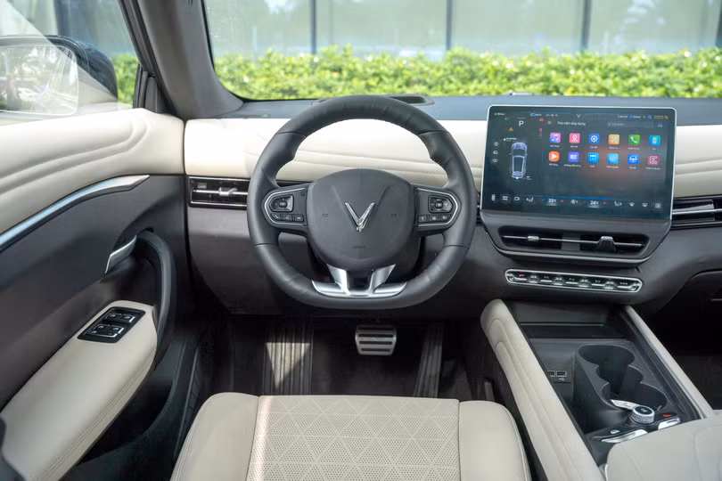 Cận cảnh VinFast VF7: Kiểu dáng là điểm nhấn, công nghệ và sức mạnh dư thừa