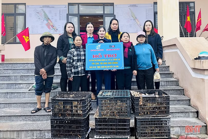 Trao gần 200 triệu đồng hỗ trợ mô hình sinh kế cho hội viên phụ nữ