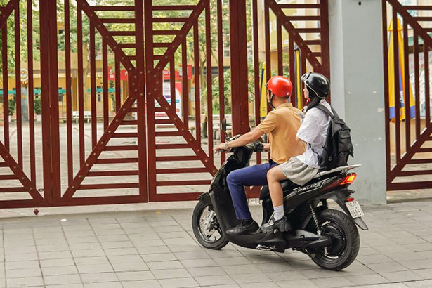 Thấy gì từ việc thay đổi “sốc” chính sách giá và thuê pin xe máy điện?