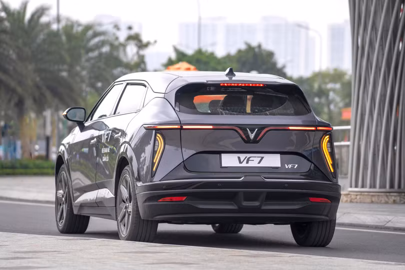 Cận cảnh VinFast VF7: Kiểu dáng là điểm nhấn, công nghệ và sức mạnh dư thừa