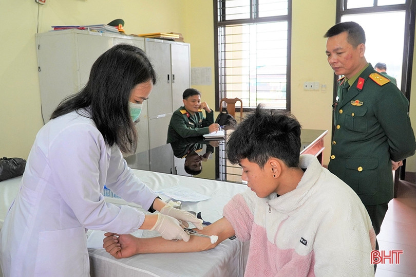 Gần 500 thanh niên Hương Khê tham gia khám nghĩa vụ quân sự, công an