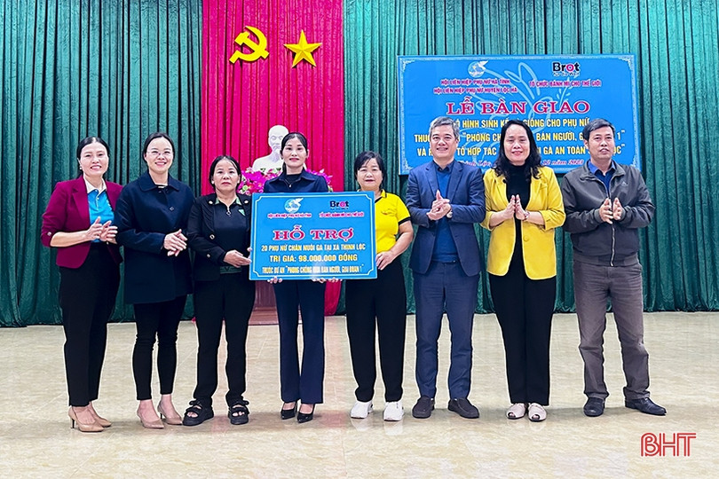Trao gần 200 triệu đồng hỗ trợ mô hình sinh kế cho hội viên phụ nữ