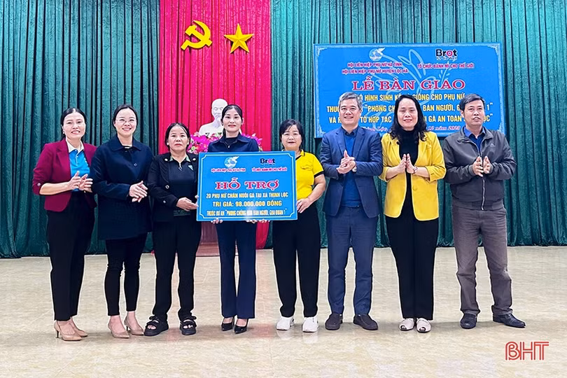 Trao gần 200 triệu đồng hỗ trợ mô hình sinh kế cho hội viên phụ nữ