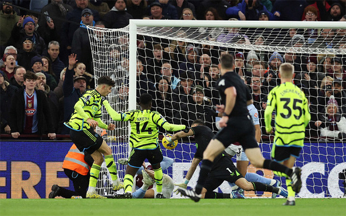 Quỷ đỏ thua tan nát, Arsenal gục ngã trước Aston Villa