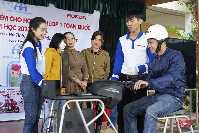 Trao tặng 298 mũ bảo hiểm cho học sinh Hà Tĩnh