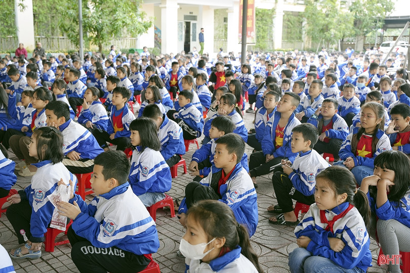 Trao tặng 298 mũ bảo hiểm cho học sinh Hà Tĩnh