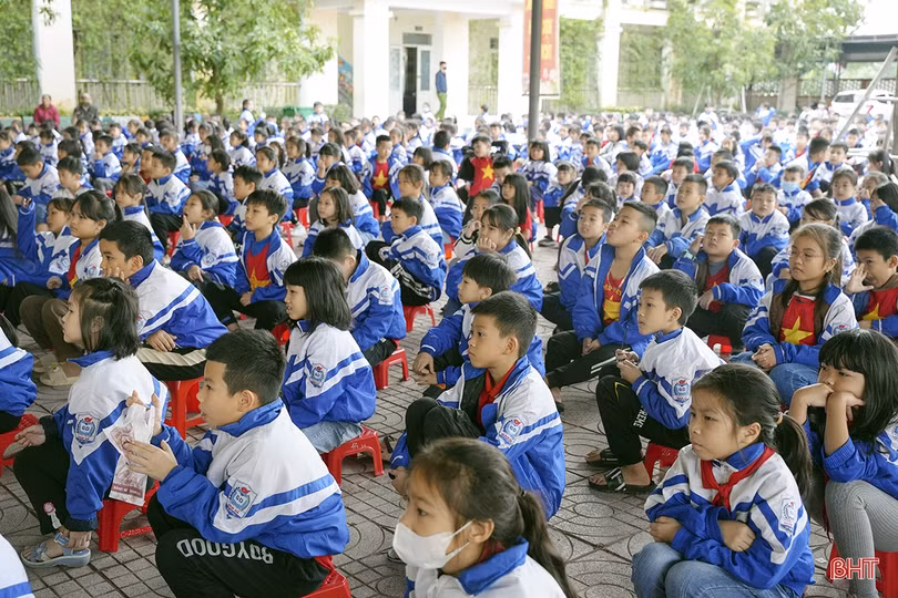 Trao tặng 298 mũ bảo hiểm cho học sinh Hà Tĩnh