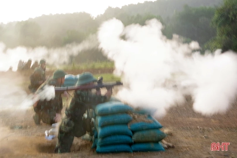 Diễn tập bắn đạn thật “Đại đội bộ binh tiến công địch đổ bộ đường không”