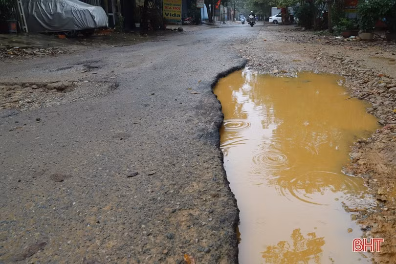 Nhiều tuyến đường ở thị trấn Hương Khê xuống cấp, hư hỏng nặng