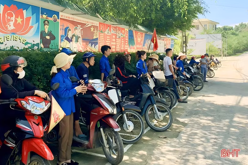 Xe xếp thành hàng, hết cảnh ùn tắc trước cổng trường học ở Vũ Quang