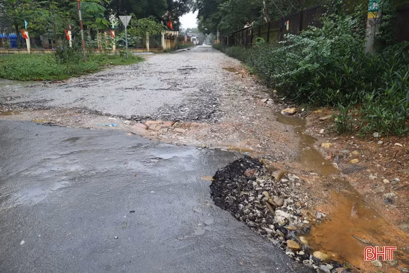 Nhiều tuyến đường ở thị trấn Hương Khê xuống cấp, hư hỏng nặng