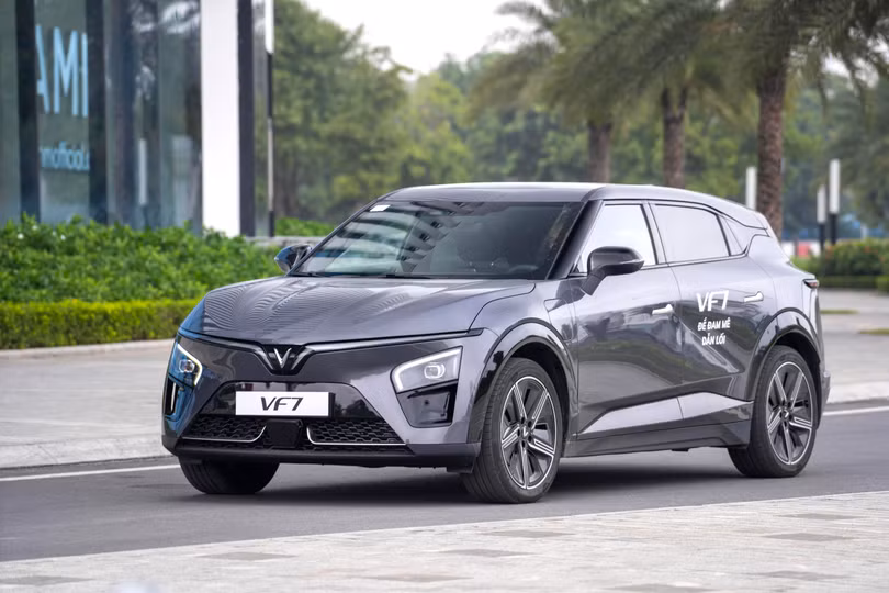 Cận cảnh VinFast VF7: Kiểu dáng là điểm nhấn, công nghệ và sức mạnh dư thừa