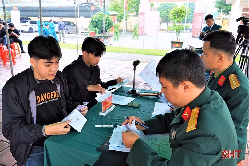 Gần 500 thanh niên Hương Khê tham gia khám nghĩa vụ quân sự, công an