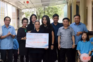 Trao tặng quà cho các hoàn cảnh kém may mắn tại Trung tâm Thiên Ân