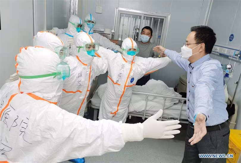 2 người nhiễm Covid-19 đầu tiên rời bệnh viện dã chiến Lôi Thần Sơn