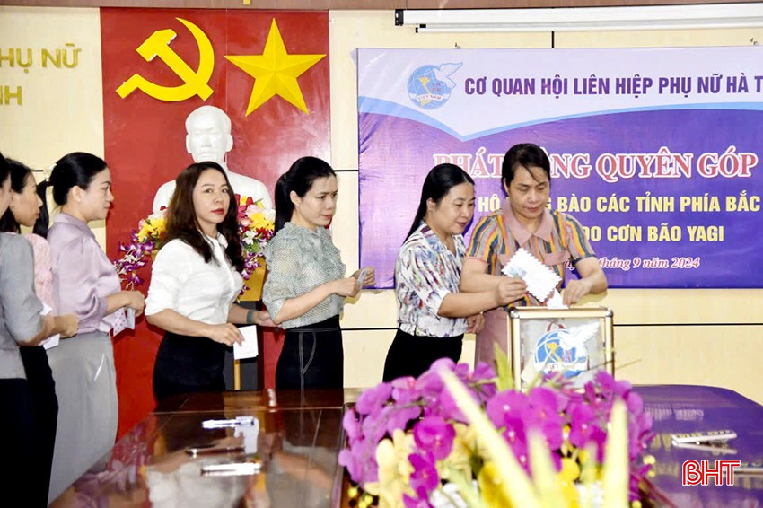 Cán bộ, nhân viên cơ quan Hội LHPN Hà Tĩnh quyên góp ủng hộ đồng bào miền Bắc bị ảnh hưởng bão, lũ.