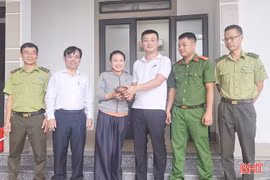 Hà Tĩnh: Người dân đi làm đồng phát hiện rùa quý hiếm... đi lạc