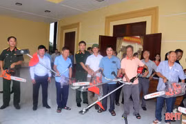 Lộc Hà bàn giao dụng cụ, thiết bị hỗ trợ các thôn phòng chống thiên tai