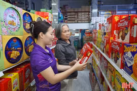 Thị trường bán lẻ đổi thay, tiệm tạp hóa truyền thống tìm hướng thích ứng