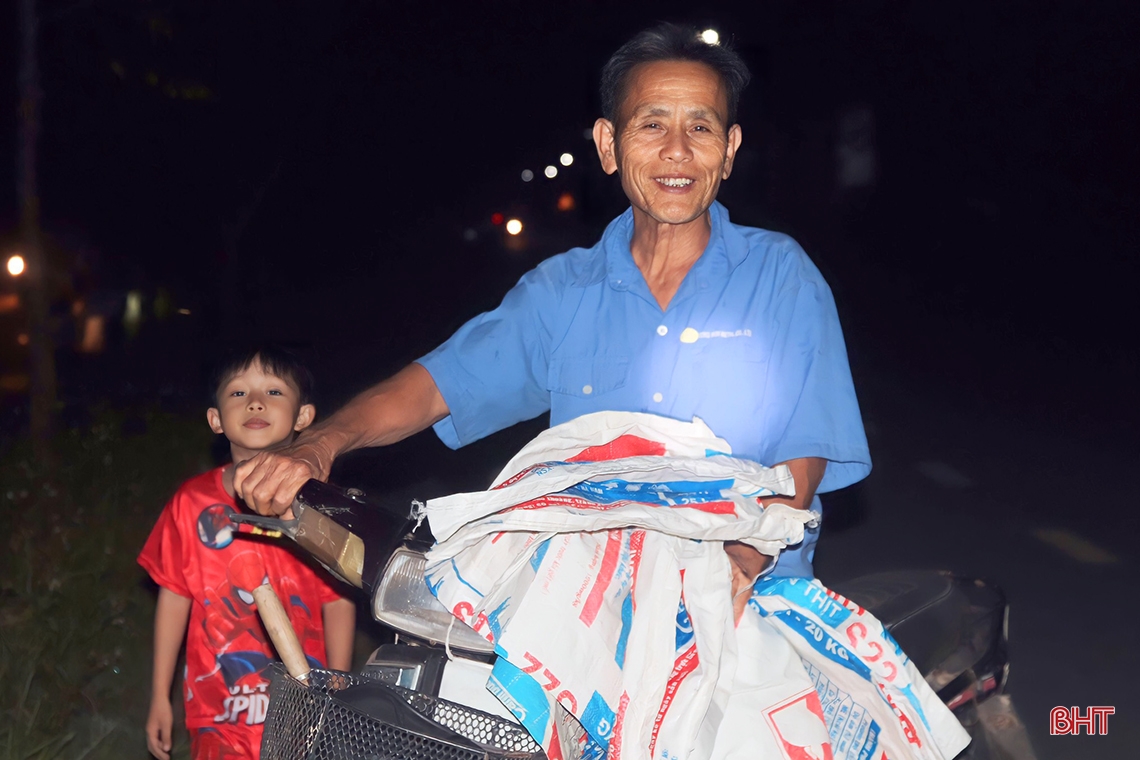 Đêm rộn ràng trên những cánh đồng mùa gặt ở Hà Tĩnh