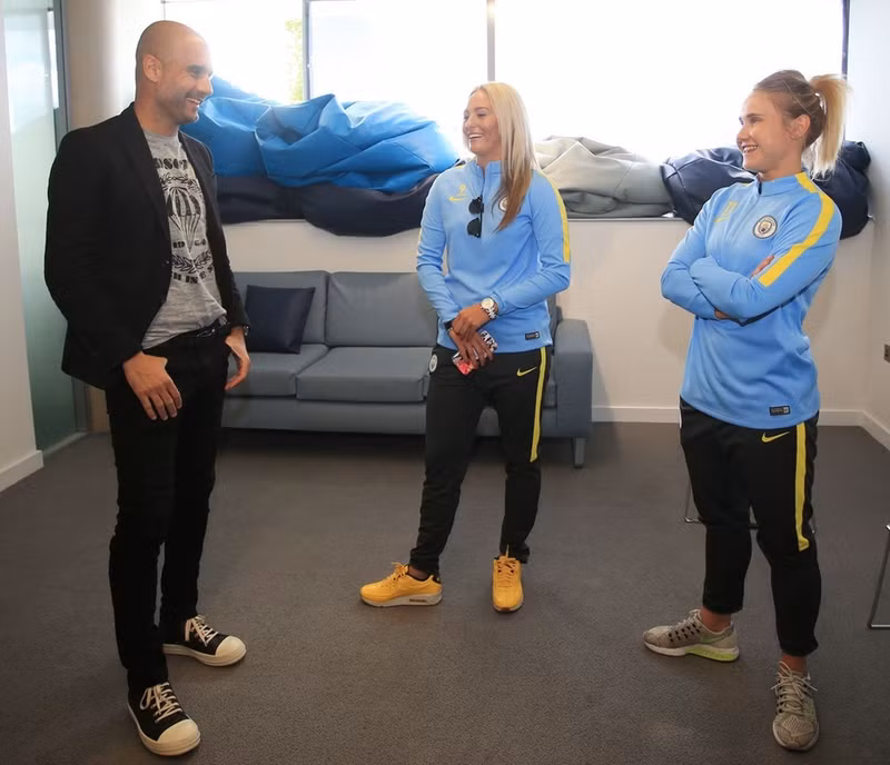 pep guardiola chinh thuc ra mat o san etihad