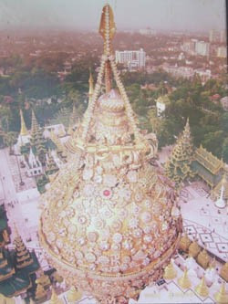 Đỉnh tháp chùa Shwedagon nạm 1.600 viên hồng ngọc, tổng trọng lượng 1.800 cara, trong đó viên to nhất 76 cara.