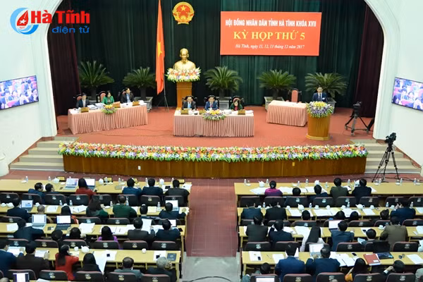 khong dieu chuyen giao vien doi du giua cac dia ban thi ai tra luong