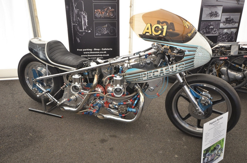 Xe máy Pegasus Norton: Xe có động cơ Norton 828 phân khối, 350 mã lực. Ngoài ra còn có 2 bộ tăng áp Shorrock, hộp truyền động 2 cấp. Xe dùng 75% nitromethane và 25% methanol, mức sử dụng nhiên liệu là 6 gpm. Brits Derek Shinn và Ian Messenger đã thiết kế, chế tạo chiếc xe này. Xe từng giành nhiều giải thưởng ở châu Âu trước khi biến mất vào đầu những năm 1980. nhung mau moto co va hiem tai bao tang quoc gia anh