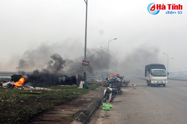 can cham dut viec dot rac ben duong nam cau cay di thach dong