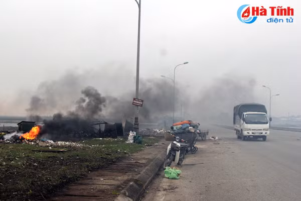 can cham dut viec dot rac ben duong nam cau cay di thach dong