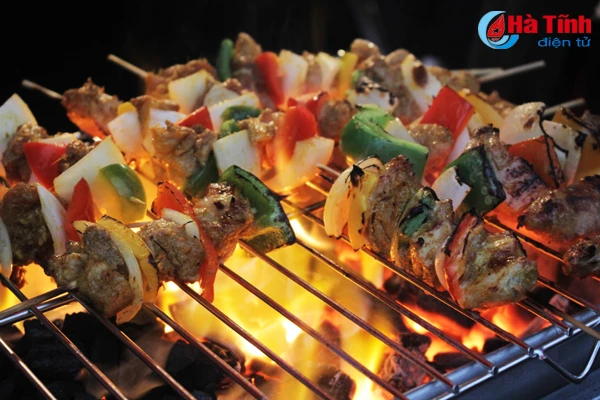 xuyt xoa voi do an ngon nong hoi trong cho dem cuoi tuan