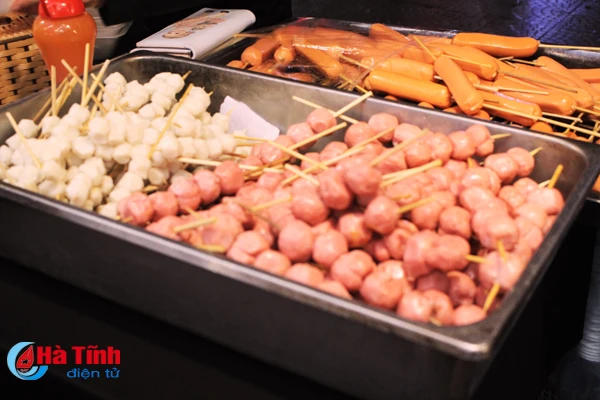 xuyt xoa voi do an ngon nong hoi trong cho dem cuoi tuan