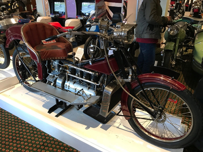 Wilkinson TMC Series V 1912: Xe có kiểu dáng sang trọng, giống ôtô 2 bánh. Nó sở hữu động cơ 848 phân khối làm mát bằng nước, bộ tản nhiệt đặt phía sau bánh trước. Bàn đạp trái điều khiển bộ ly hợp, 2 cái còn lại bên phải dùng cho phanh trước và sau. Tay lái phải điều khiển tốc độ, cần chuyển số nằm trước ghế ngồi. Ngoài ra còn một nút bấm để bơm dầu và động cơ. Trong số 250 xe được sản xuất, hiện chỉ có 6 chiếc còn tồn tại. nhung mau moto co va hiem tai bao tang quoc gia anh