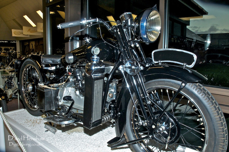 Brough Superior Austin Four 1932: Austin Four 1932 có động cơ và hộp số ôtô Austin Seven 797 phân khối, 4 xi-lanh. Thay vì thiết kế hộp số mới, George Brough giữ lại trục động cơ giữa, bộ phân tốc trung tâm sẽ điều khiển 2 bánh sau. Xe ra mắt tại triển lãm môtô Olympia năm 1931 ở London. Đây được xem là xe tiêu chuẩn của Anh vì bánh nhỏ hơn 24 inch. Hãng chỉ sản xuất 10 chiếc. nhung mau moto co va hiem tai bao tang quoc gia anh