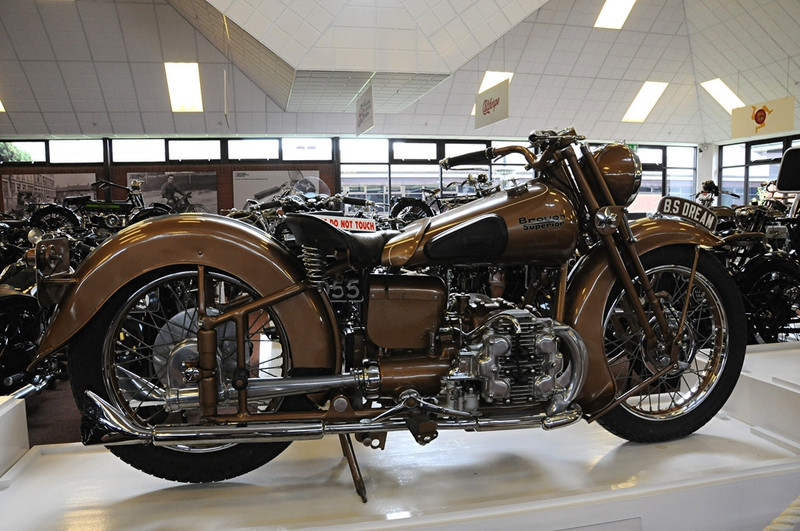 Brough Superior Golden Dream 1939: Xe có động cơ 4 thì, 1.000 phân khối, 2 xi-lanh đặt đối xứng nối với nhau bằng trục cam. Xe có gờ tản lạnh và ống xả khí hình vây cá. Với màu vàng đặc trưng, đây là chiếc Brough Superior cuối cùng. Nhưng năm 1939, chiến tranh bùng nổ khiến việc sản xuất phải dừng lại, nên hãng chỉ cho ra 5 chiếc. nhung mau moto co va hiem tai bao tang quoc gia anh