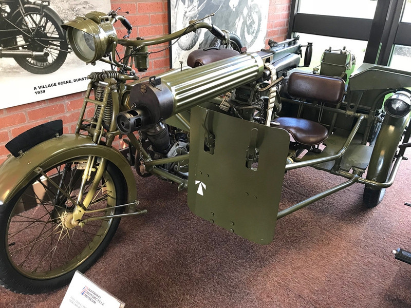 Clyno với súng và xe bên hông V-Twin 1914-1918: Xe được dùng trong thế chiến thứ nhất, nhưng không thích hợp với địa hình phía Bắc nước Anh. Thực tế, đây là mẫu xe được phát triển từ chiếc Clyno 1915 dân dụng. nhung mau moto co va hiem tai bao tang quoc gia anh