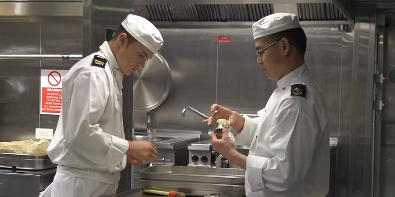 ben trong tau san bay hien dai nhat cua anh